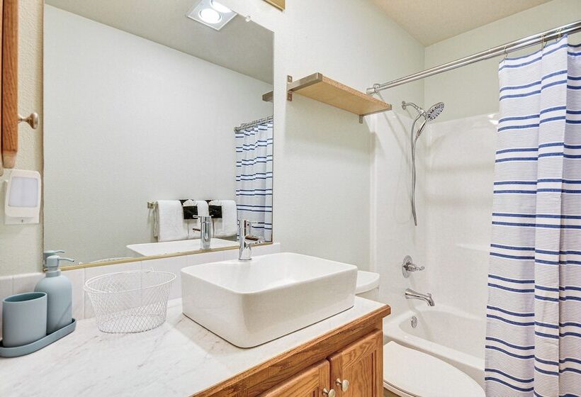 Rhododendron Retreat W/ Hot Tub: Steps To River!