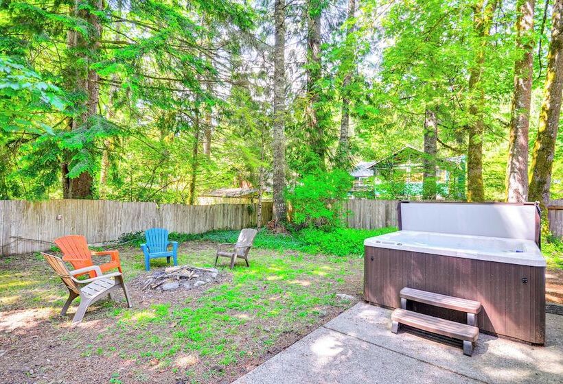 Rhododendron Retreat W/ Hot Tub: Steps To River!