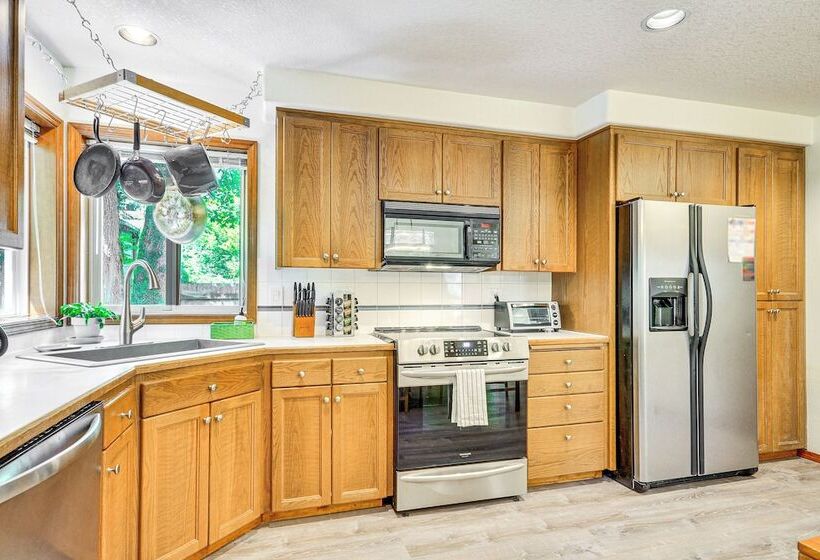 Rhododendron Retreat W/ Hot Tub: Steps To River!