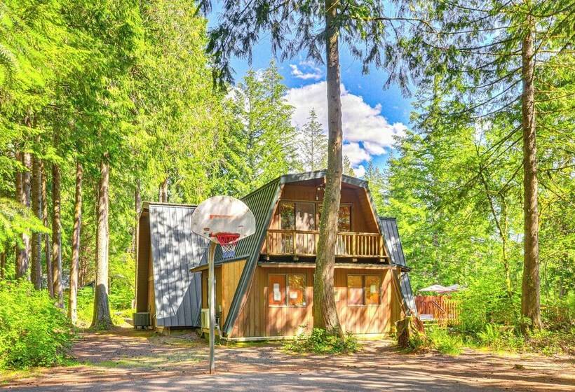 Rhododendron Retreat W/ Hot Tub: Steps To River!