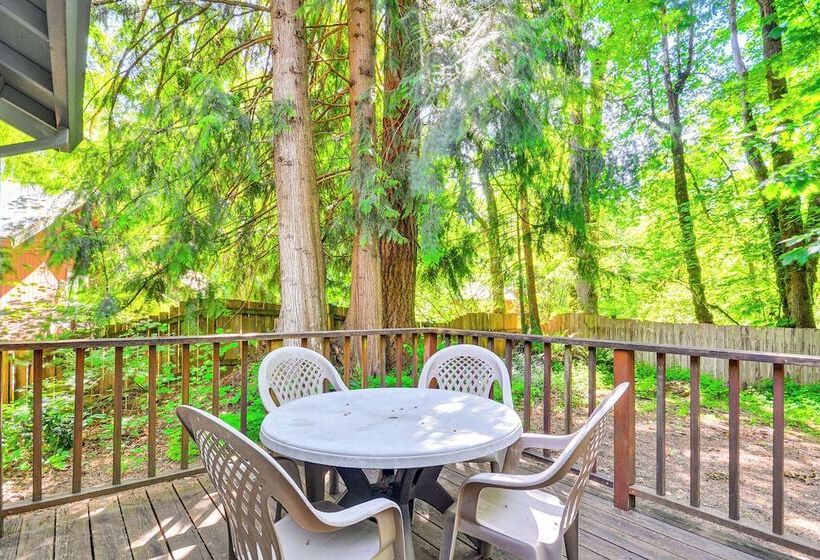 Rhododendron Retreat W/ Hot Tub: Steps To River!