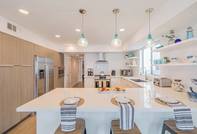 Seaside Style By Avantstay Rooftop + Walk To Beach Chic Design