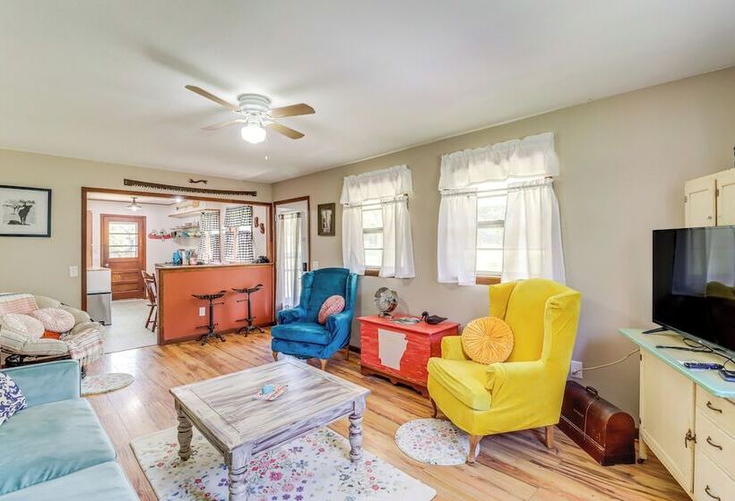 Horses Welcome: Marble Falls Home W/ Grill!