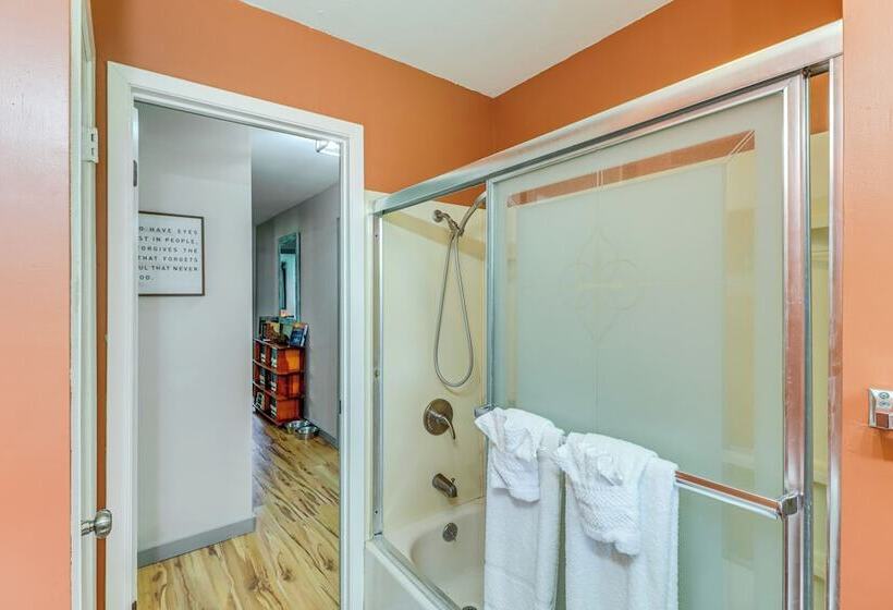 Horses Welcome: Marble Falls Home W/ Grill!