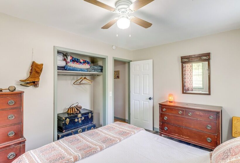 Horses Welcome: Marble Falls Home W/ Grill!