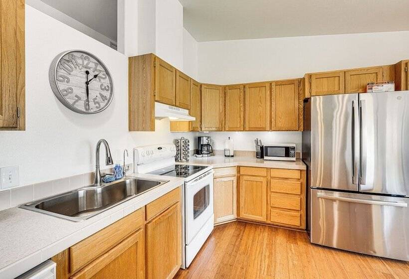 Serene Home W/ On Site Pond & Decks In Chiloquin!