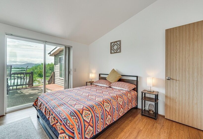 Serene Home W/ On Site Pond & Decks In Chiloquin!