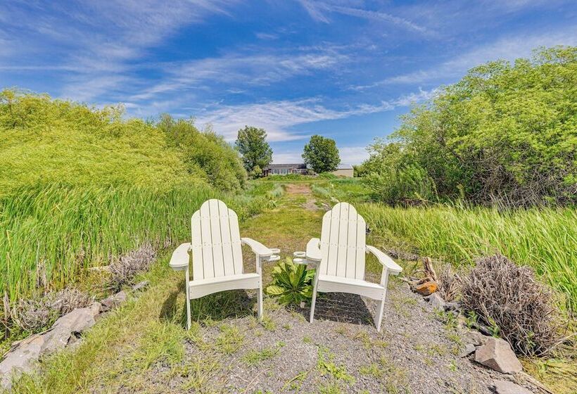 Serene Home W/ On Site Pond & Decks In Chiloquin!