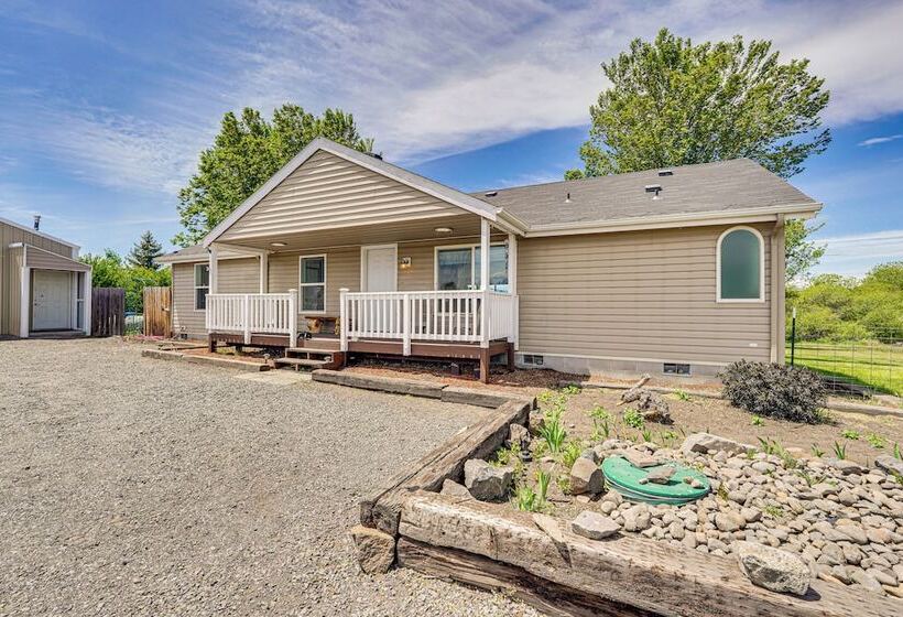 Serene Home W/ On Site Pond & Decks In Chiloquin!