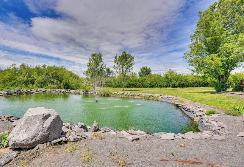 Serene Home W/ On Site Pond & Decks In Chiloquin!