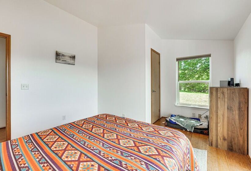 Serene Home W/ On Site Pond & Decks In Chiloquin!