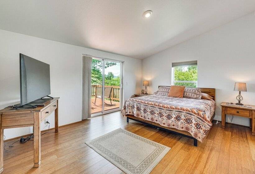 Serene Home W/ On Site Pond & Decks In Chiloquin!