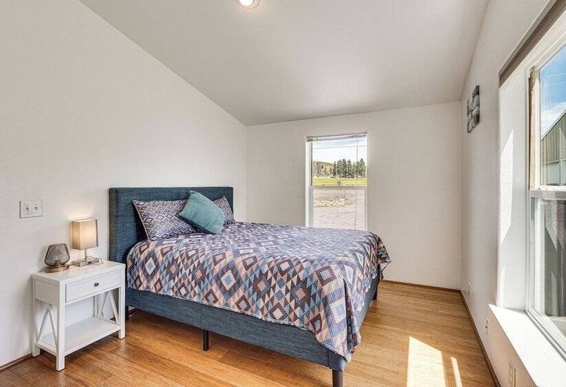 Serene Home W/ On Site Pond & Decks In Chiloquin!