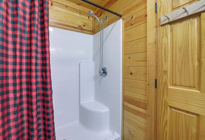 Serene Sevierville Cabin W/ Deck & Mountain Views!