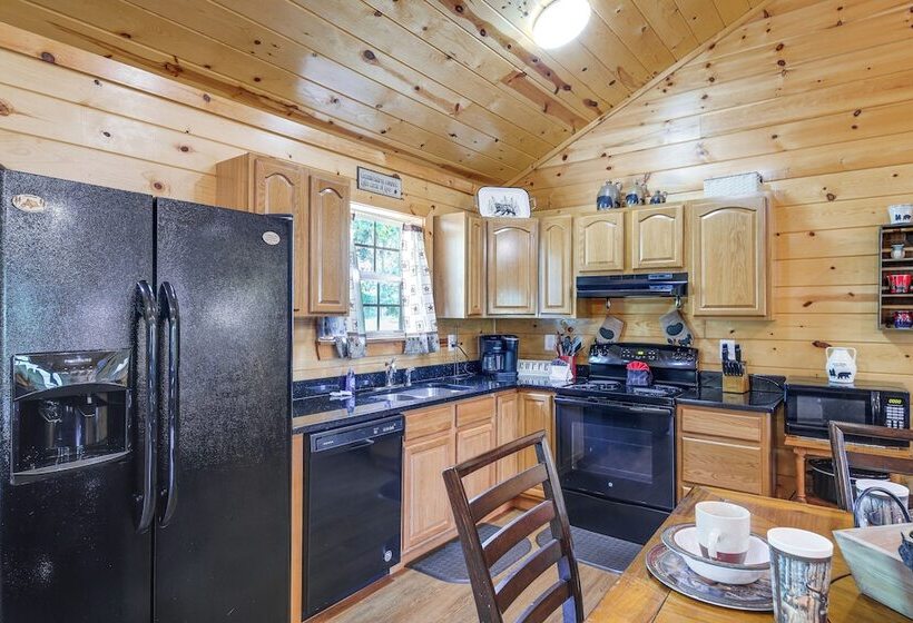 Serene Sevierville Cabin W/ Deck & Mountain Views!