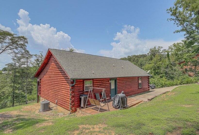 Serene Sevierville Cabin W/ Deck & Mountain Views!