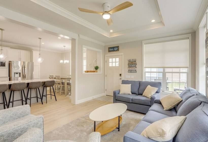 Lakeside Marblehead Home W/ Screened Patio!