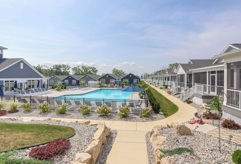 Lakeside Marblehead Home W/ Screened Patio!