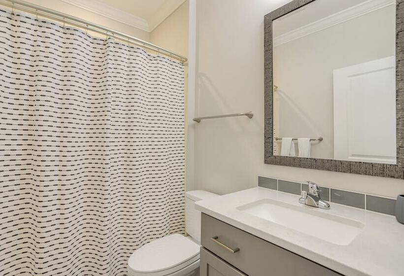 Lakeside Marblehead Home W/ Screened Patio!