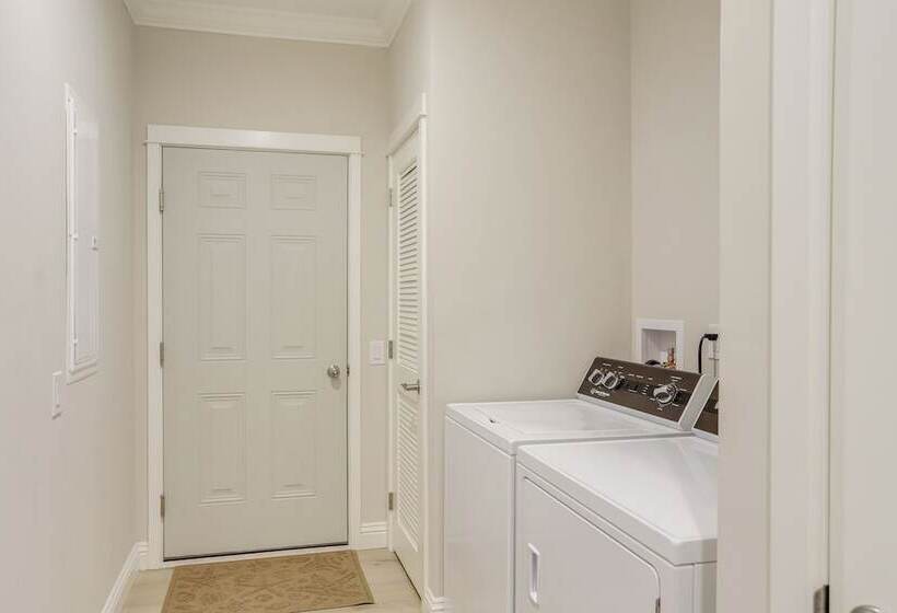 Lakeside Marblehead Home W/ Screened Patio!