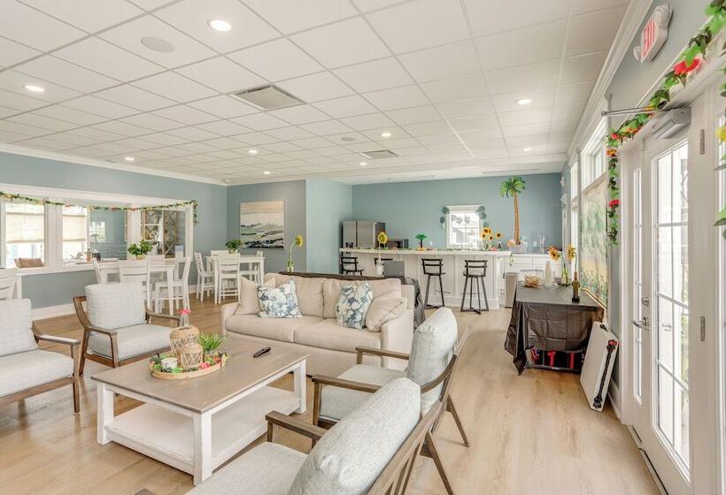 Lakeside Marblehead Home W/ Screened Patio!