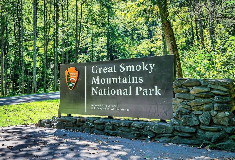 Smoky Horizon By Avantstay Views + Game Room, Hot Tub & Movie Theater!