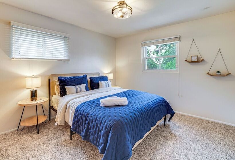 South Bend Home < 2 Mi To Notre Dame Stadium!