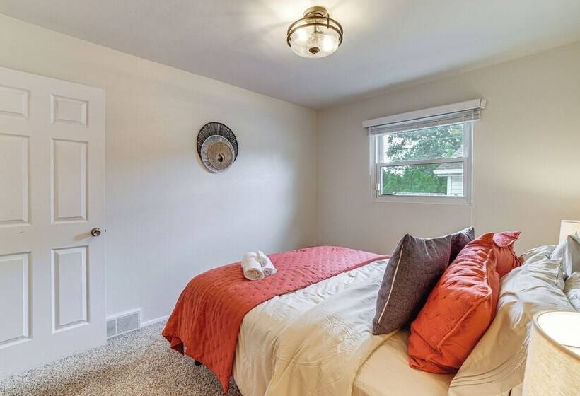 South Bend Home < 2 Mi To Notre Dame Stadium!