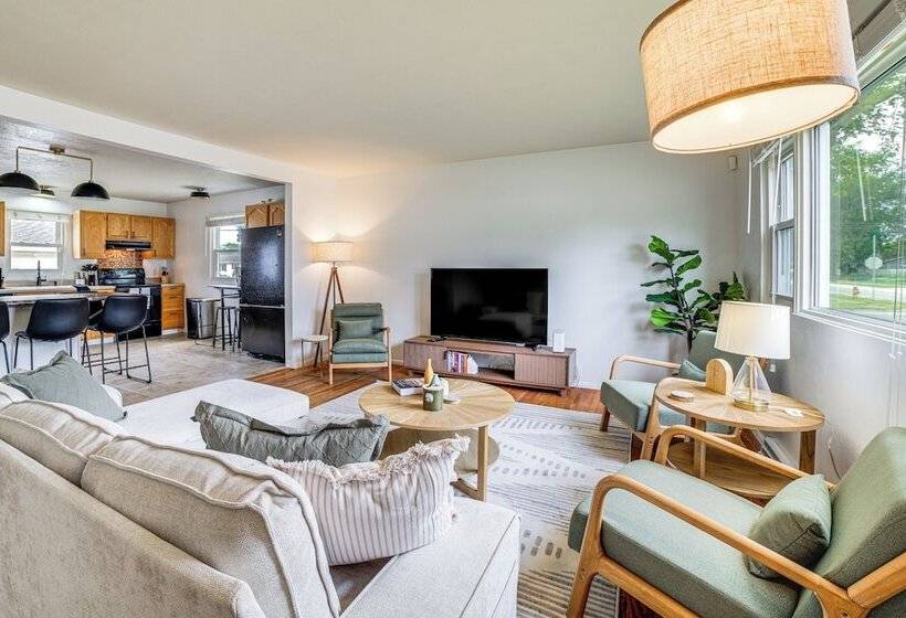 South Bend Home < 2 Mi To Notre Dame Stadium!