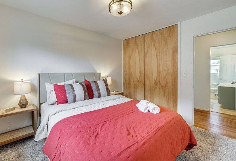 South Bend Home < 2 Mi To Notre Dame Stadium!