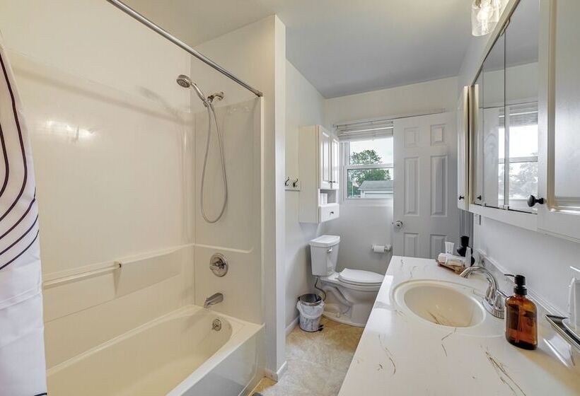 South Bend Home < 2 Mi To Notre Dame Stadium!