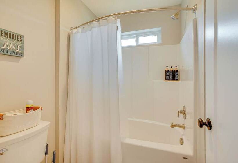 Spacious Donnelly Family Home W/ Private Hot Tub!