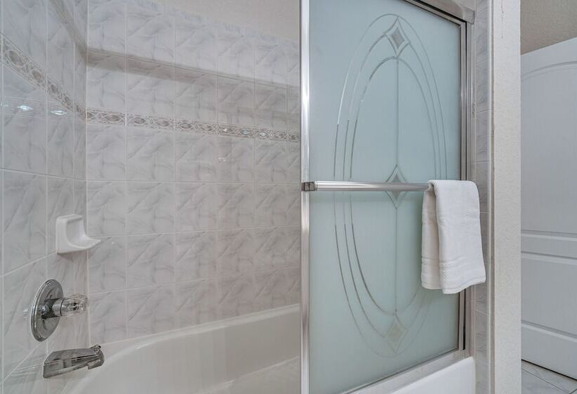 Private Pool: Spacious & Elegant Haines City Home!