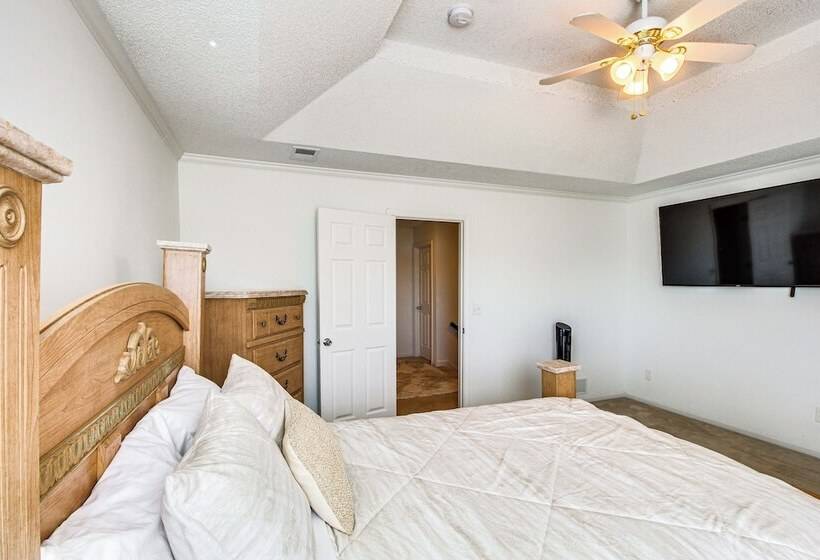 Spacious Olathe Home W/ Fireplace: Near Parks!