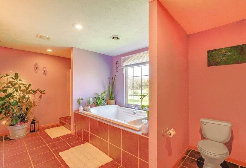 Spacious Ozarks Family Home   Private Pool & Grill