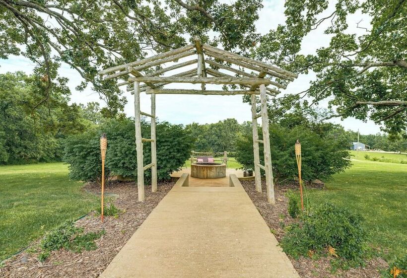 Spacious Ozarks Family Home   Private Pool & Grill