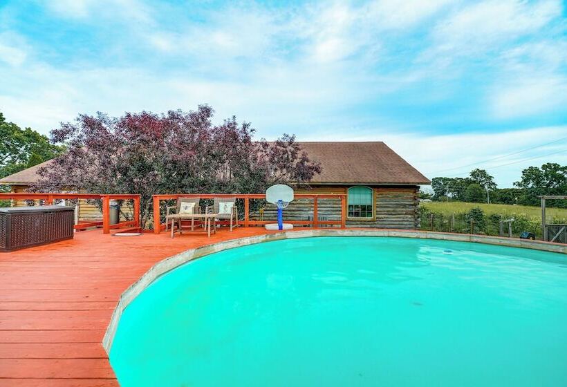 Spacious Ozarks Family Home   Private Pool & Grill