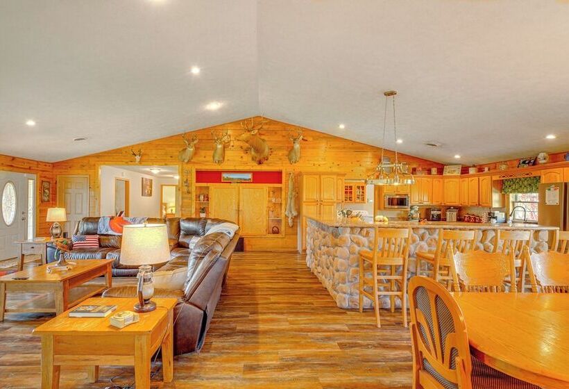 Spacious Ozarks Family Home   Private Pool & Grill