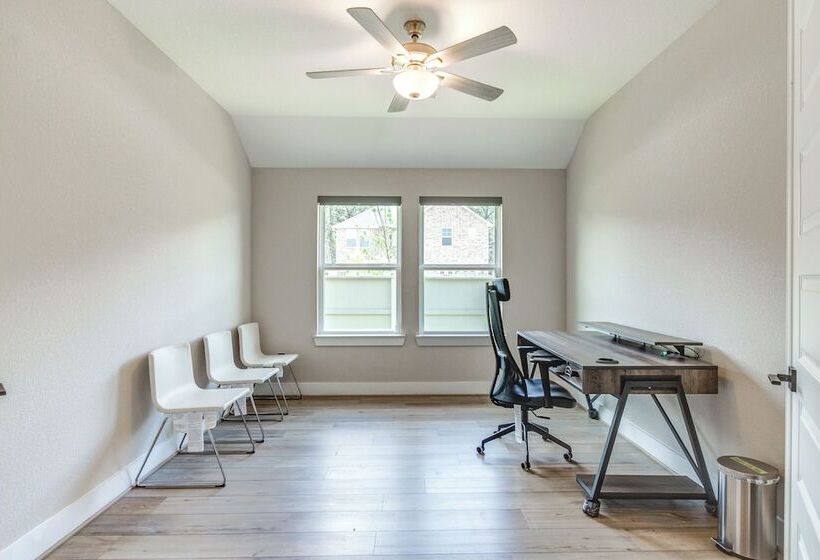 Spacious Shenandoah Home, Near The Woodlands Mall!