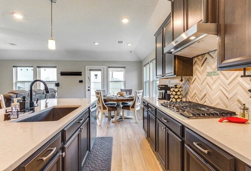 Spacious Shenandoah Home, Near The Woodlands Mall!