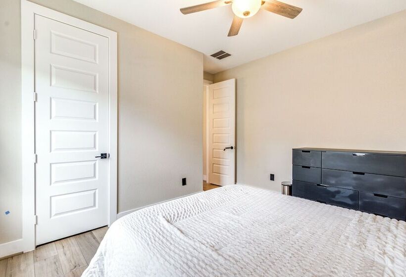 Spacious Shenandoah Home, Near The Woodlands Mall!