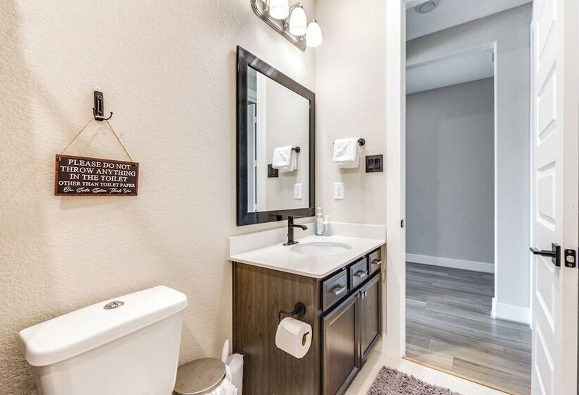 Spacious Shenandoah Home, Near The Woodlands Mall!