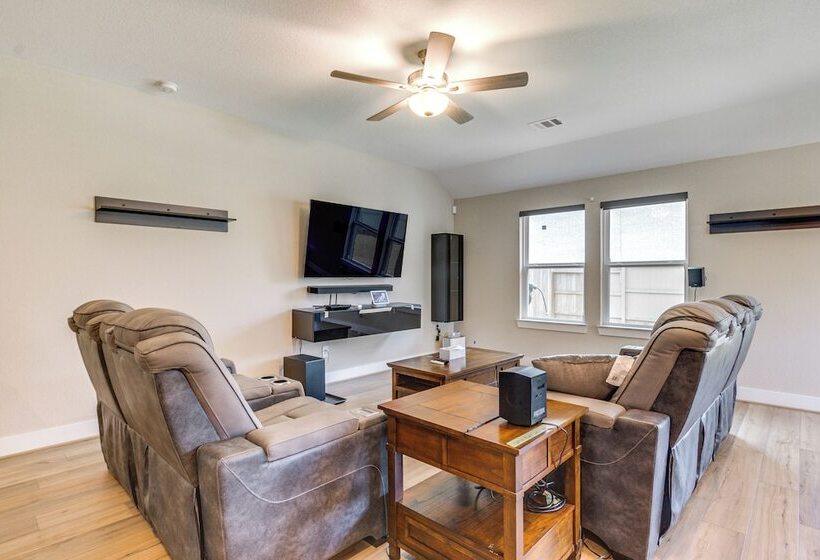 Spacious Shenandoah Home, Near The Woodlands Mall!