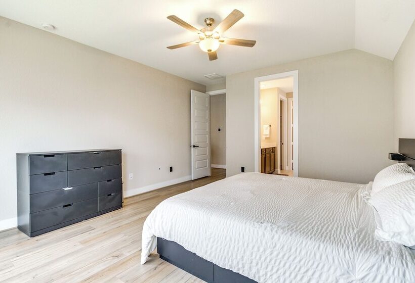 Spacious Shenandoah Home, Near The Woodlands Mall!