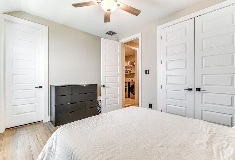 Spacious Shenandoah Home, Near The Woodlands Mall!