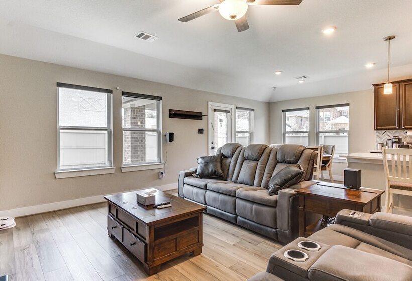 Spacious Shenandoah Home, Near The Woodlands Mall!