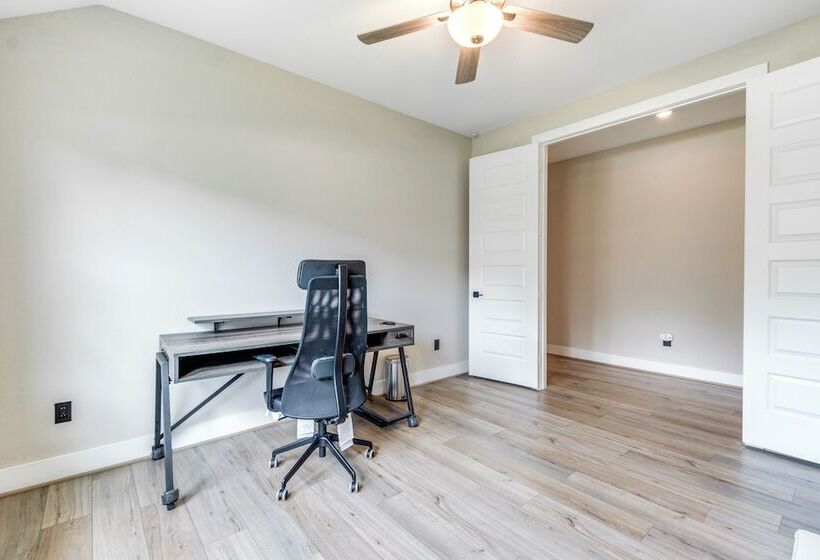 Spacious Shenandoah Home, Near The Woodlands Mall!