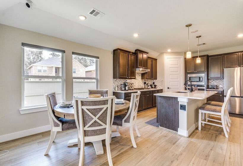 Spacious Shenandoah Home, Near The Woodlands Mall!