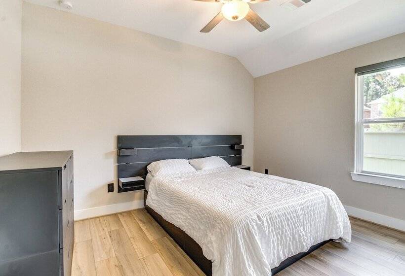 Spacious Shenandoah Home, Near The Woodlands Mall!
