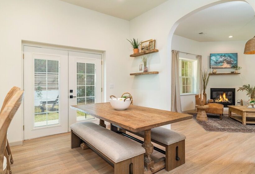 Stylish Home W/ Hot Tub & Fire Pit!